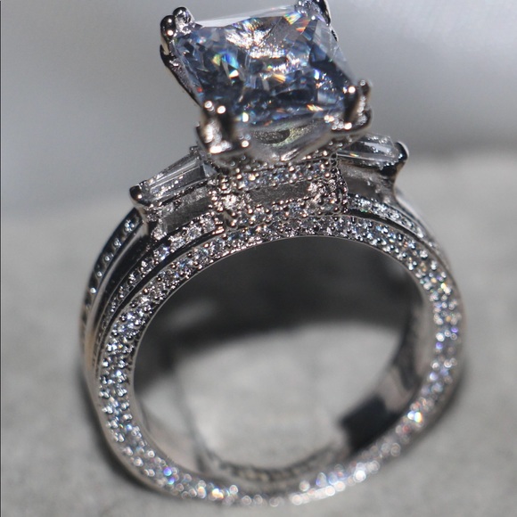 BRAND NEW 12 Ct Topaz ring set in 925 Serling - Picture 2 of 3